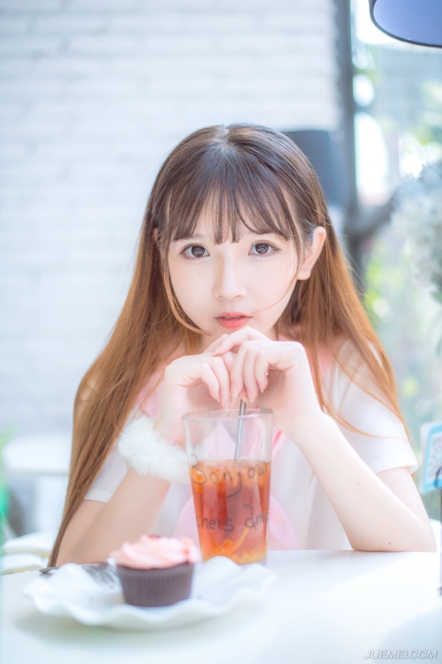 这里上百名将领一降，基本上，这十万大军就落入庞统的掌控了，微微一笑，点头示意众人起身道：“诸位快快请起。”